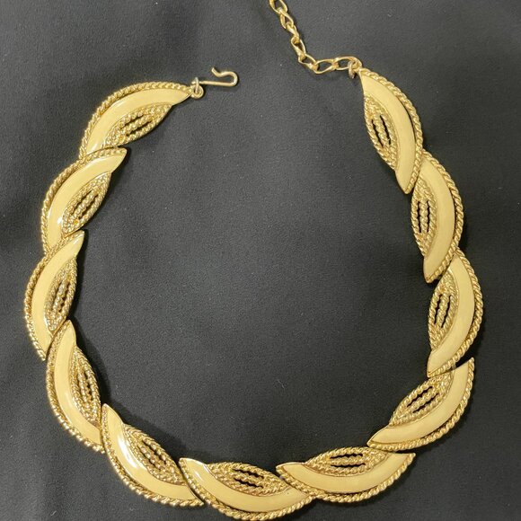 Trifari signed vintage gold-tone and cream enamel textured leaves choker - Picture 3 of 7